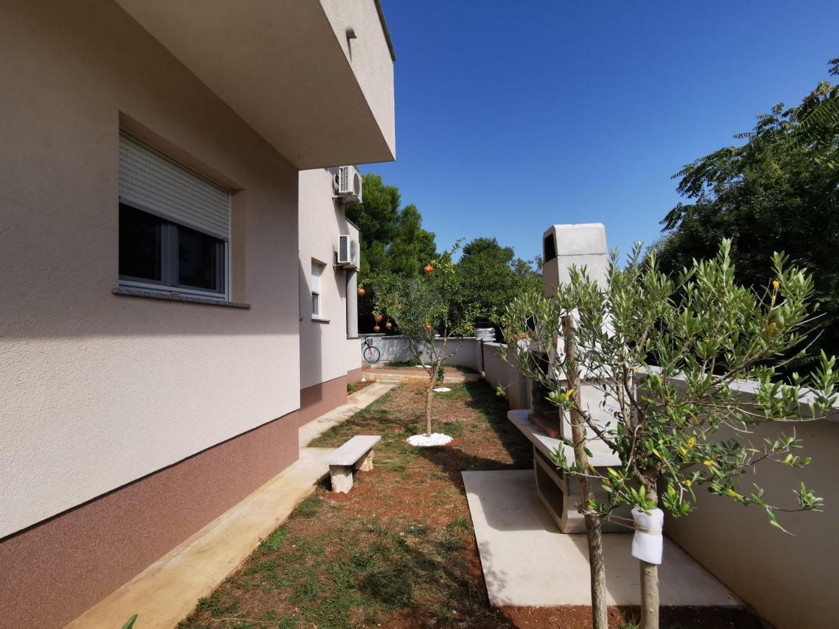 Apartment Dundo In Quiet Green Area Медулин Екстериор снимка